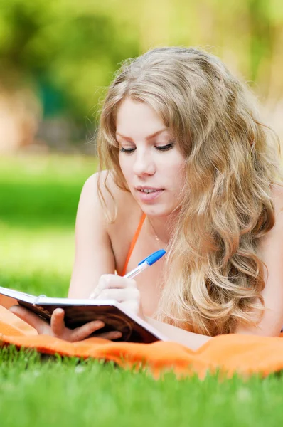 güzel bir genç kadın çalışma