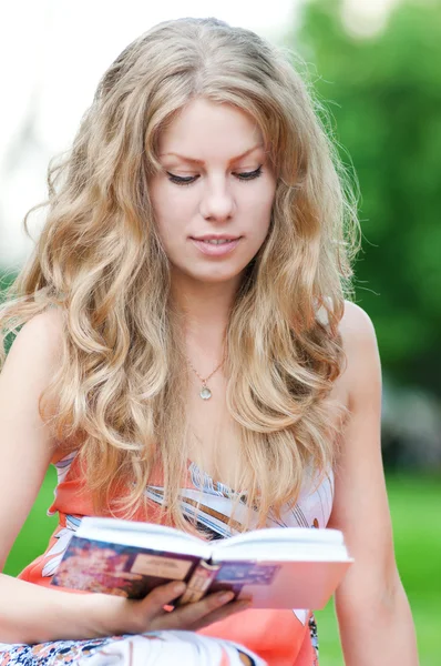 Güzel bir genç kadın kitap okumak — Stok fotoğraf
