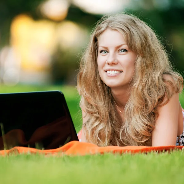 공원에서 노트북으로 젊은 여자 — 스톡 사진