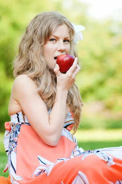 Kırmızı elmalı güzel kadın.