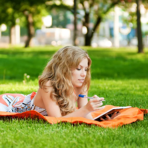 Schöne junge Frau Studie — Stockfoto