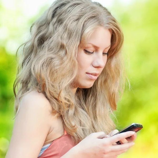 Donna sms sul telefono cellulare — Foto Stock