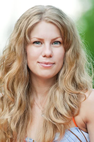 gülümseyen güzel kadın portresi