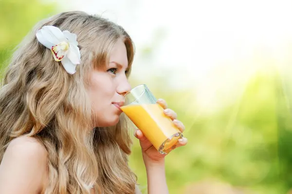 Mosolygó nő iszik narancslé — Stock Fotó