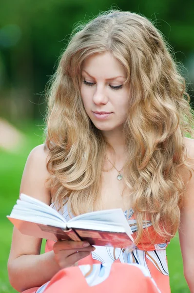 Mooie jonge vrouw lezen boek — Stockfoto