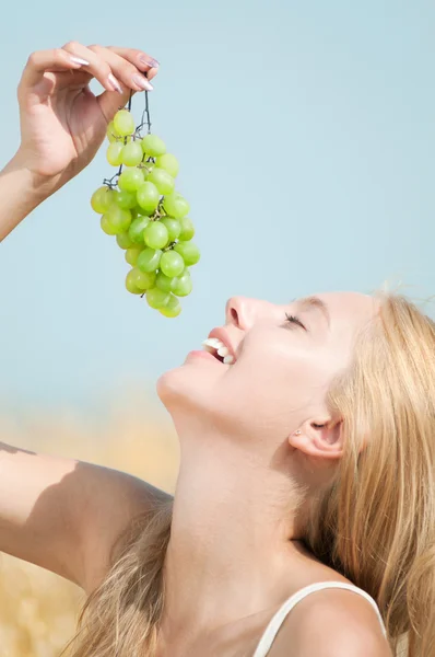 Mujer feliz en el picnic en el campo de trigo —  Fotos de Stock