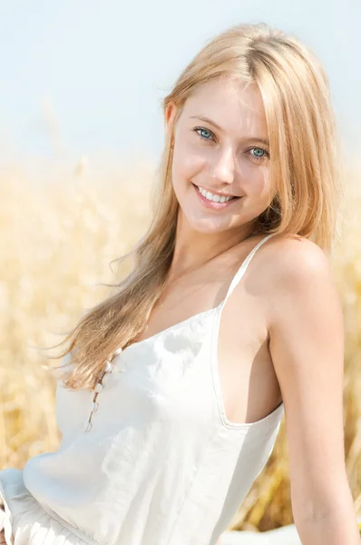 Happy woman on picnic in wheat field — Stock Photo, Image