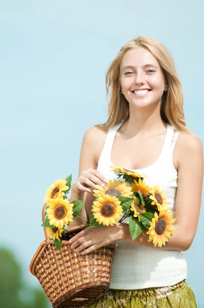 Happy woman on picnic in wheat field — Stock Photo, Image