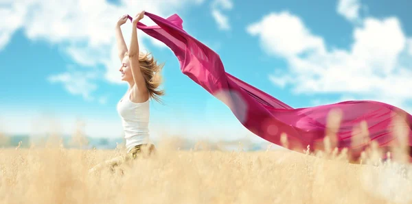 buğday alanında piknik üzerinde mutlu bir kadın