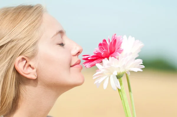 Mulher feliz em piquenique no campo de trigo — Fotografia de Stock