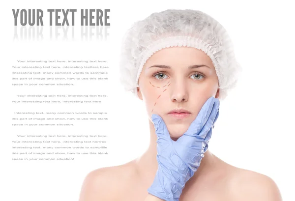 Esthéticienne tracer des lignes de correction sur le visage féminin — Photo