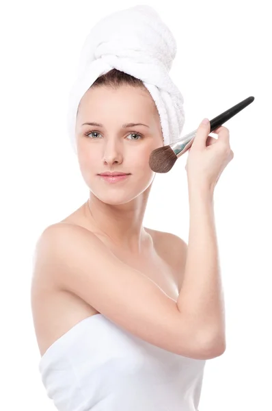 Bella donna con make up pennello — Foto Stock