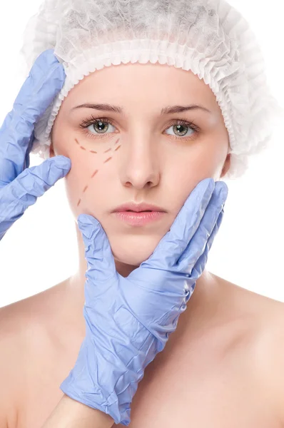 Kosmetolog Rita korrigeringsrader på kvinna ansikte — Stockfoto
