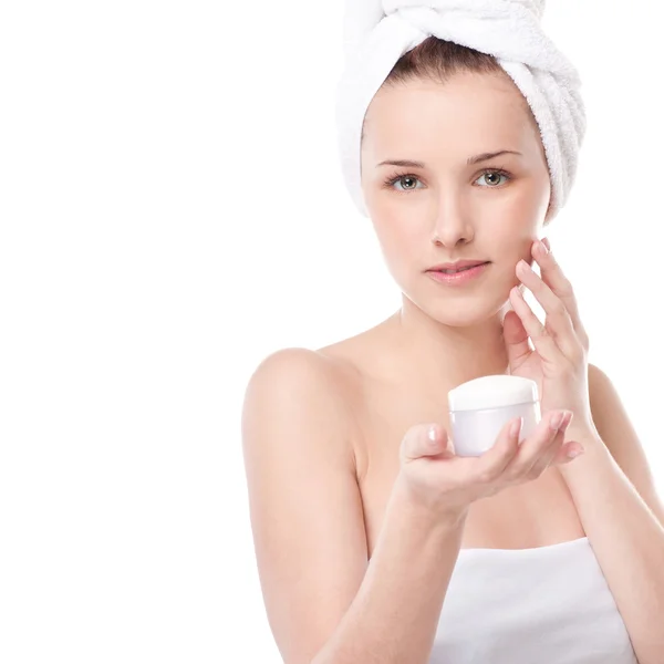 Vrouw toepassing moisturizer crème op gezicht — Stockfoto