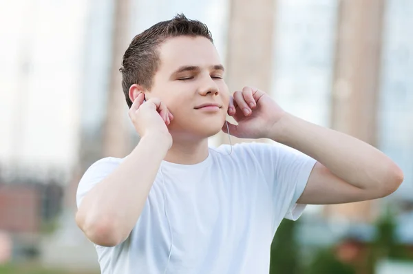 Jovem homem atraente com fones de ouvido — Fotografia de Stock