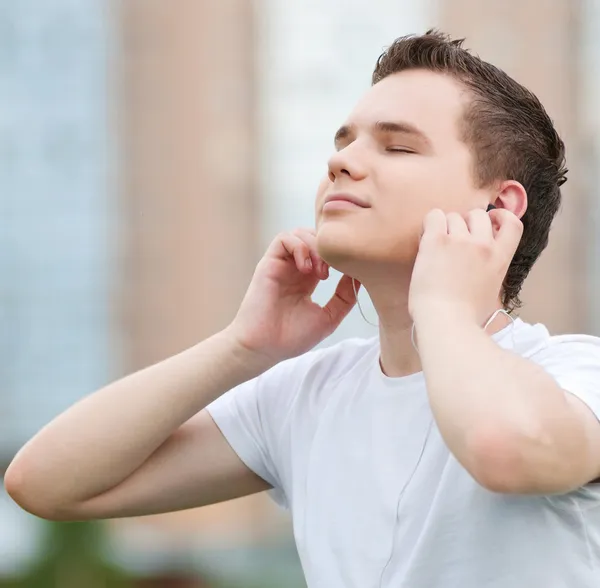 Jonge aantrekkelijke man met hoofdtelefoon — Stockfoto