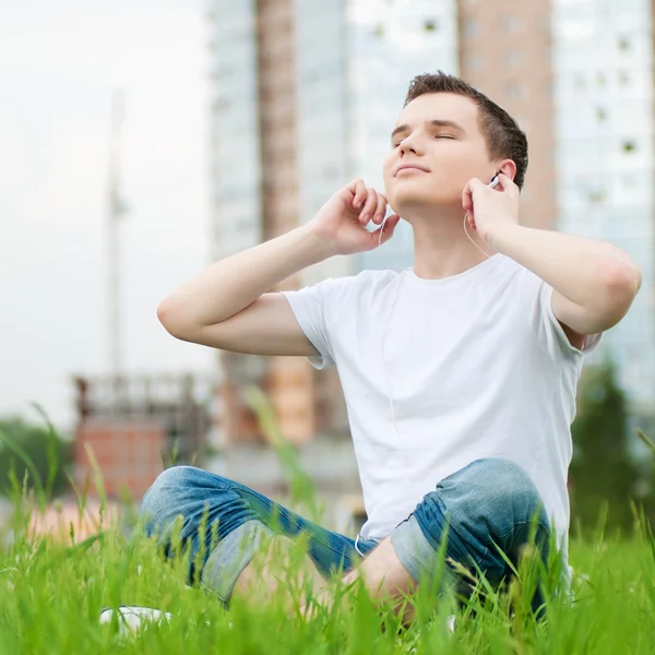 Jovem homem atraente com fones de ouvido — Fotografia de Stock