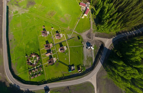 从上面的美丽小绿色村庄 — 图库照片