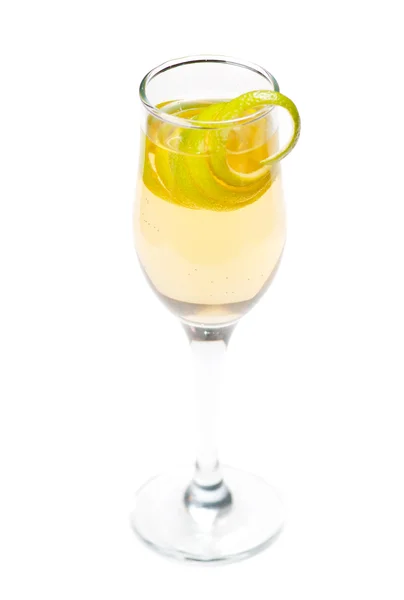 Gul cocktail i glaset med citron twist — Stockfoto