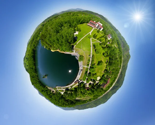 Hermoso pequeño pueblo verde desde arriba — Foto de Stock