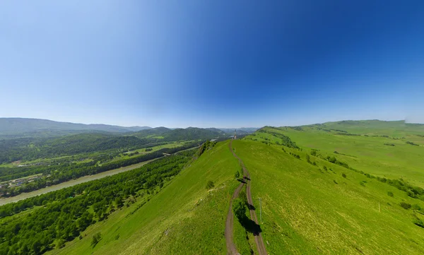 Bela estrada de montanha verde pequena — Fotografia de Stock