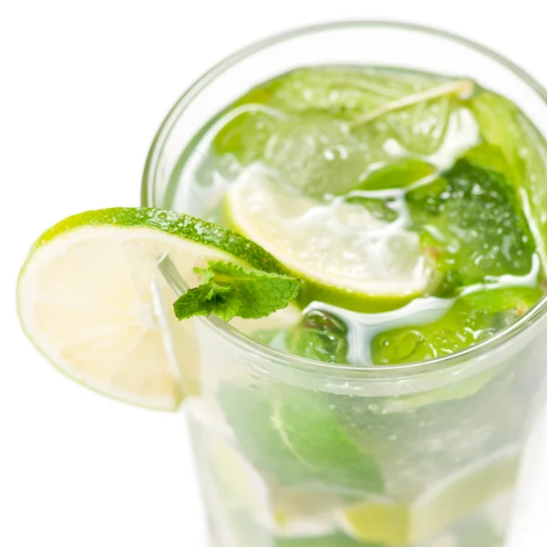 Mojito cocktail op wit — Stockfoto