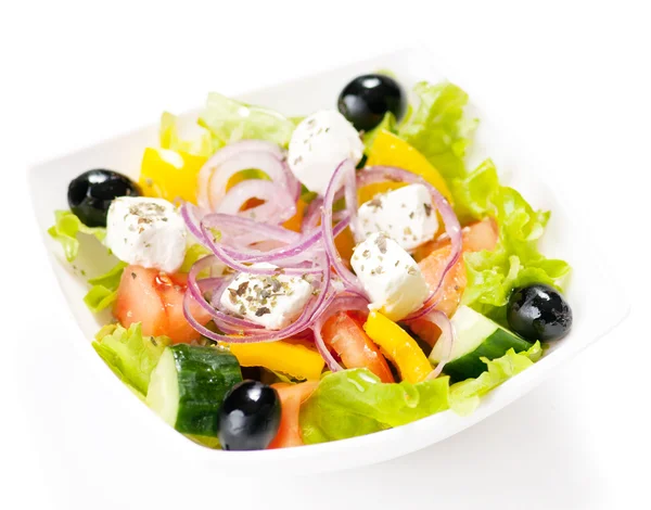 Salade grecque sur fond blanc — Photo