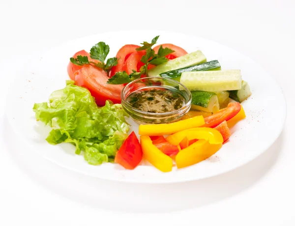 Salade d'été fraîche sur assiette blanche — Photo