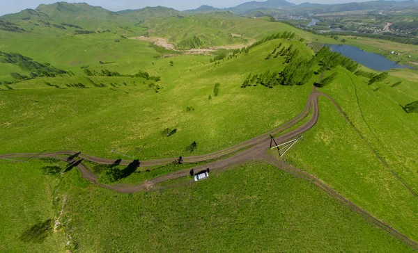 Bela estrada de montanha verde pequena — Fotografia de Stock