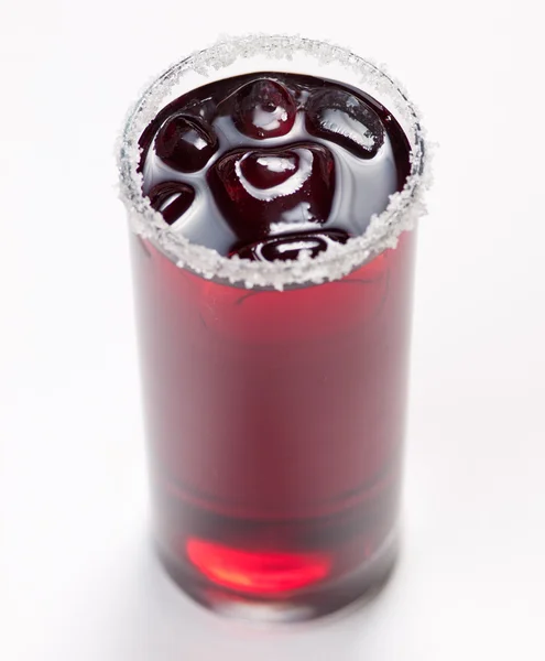 Cóctel rojo con hielo sobre blanco — Foto de Stock