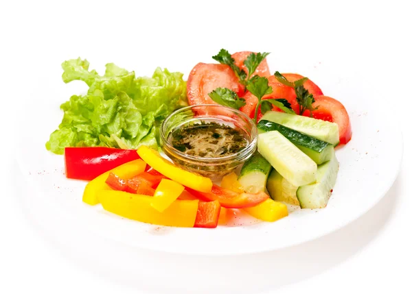 Salade d'été fraîche sur assiette blanche — Photo