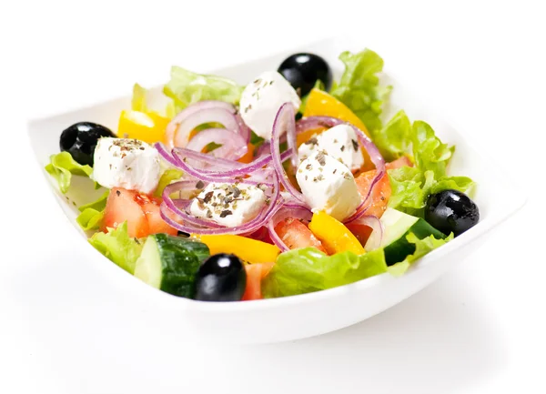 Salade grecque sur fond blanc — Photo