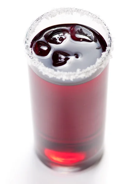 Red cocktail med is på vit — Stockfoto