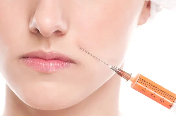 Injection cosmétique de botox dans le visage Image En Vente
