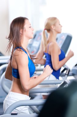 spor salonunda makinesinde iki genç kadın