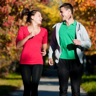 çalışan kadın ve genç erkek