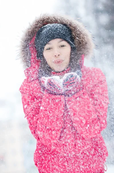 Lycklig ung kvinna leker med en snö — Stockfoto