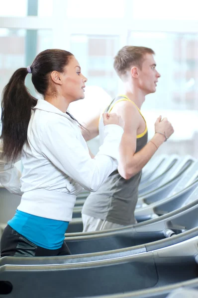 Mujer y hombre en el gimnasio haciendo ejercicio —  Fotos de Stock