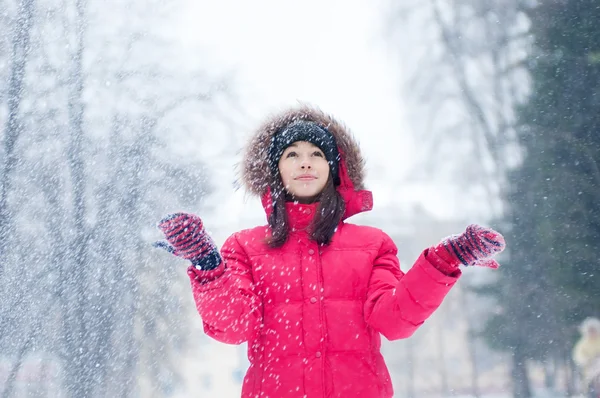 Mutlu genç kadın karla oynuyor. — Stok fotoğraf