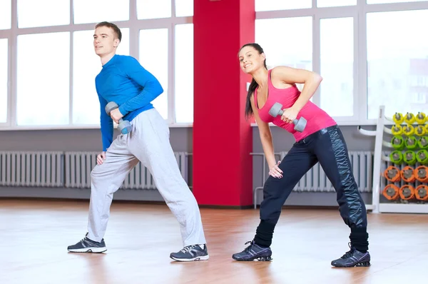 Homme et femme au gymnase faisant des étirements — Photo