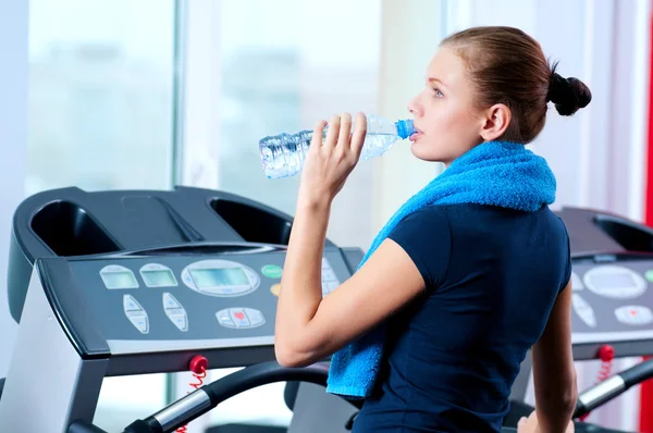 Femme à la salle de gym eau potable — Photo