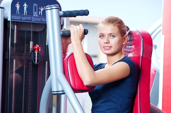 Femme au gymnase faisant de l'exercice — Photo