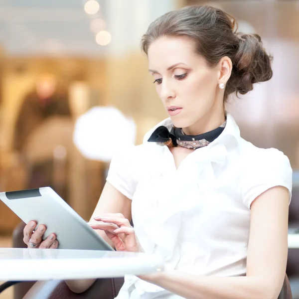 Business woman using tablet on lunch break in cafe — Stock Photo, Image