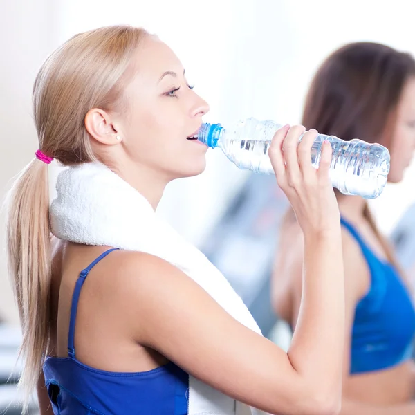 Ženy pitné vody po sportu — Stock fotografie
