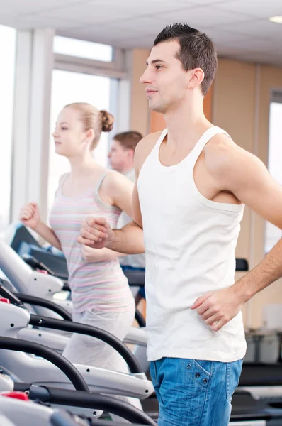 Mann im Fitnessstudio beim Training. Lauf. — Stockfoto