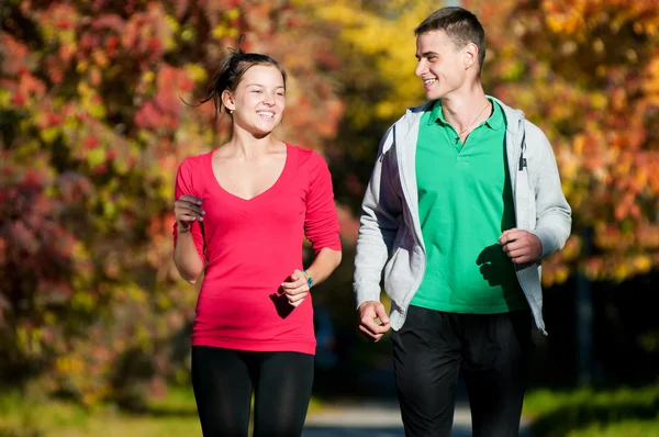 Jonge man en vrouw uitgevoerd — Stockfoto