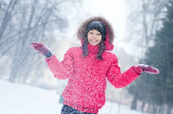 Joyeux jeune femme joue avec une neige — Photo