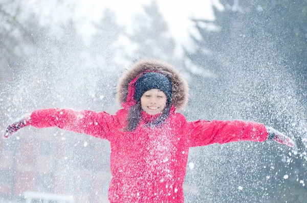 Šťastná mladá žena hraje se sněhem — Stock fotografie