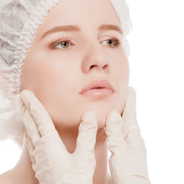 Kosmetyczka zwrócić wiersze korekty na twarz kobiety — Zdjęcie stockowe