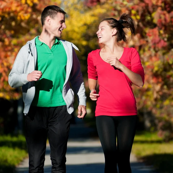 çalışan kadın ve genç erkek